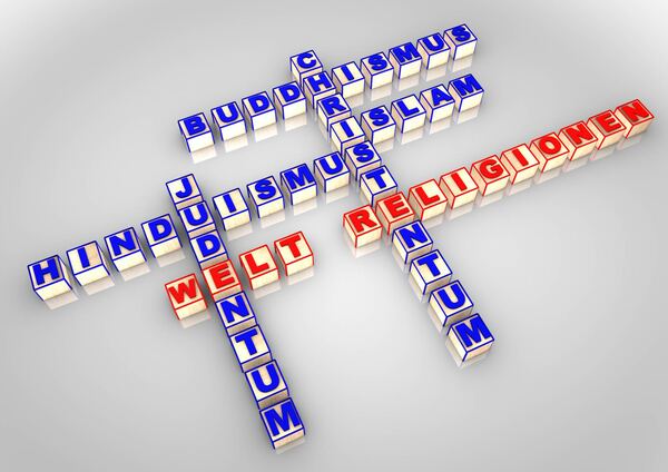 Mit Buchstabenklötzchen wie beim Scrabblespiel die Namen der fünf Weltreligionen 
