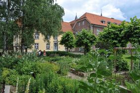Kräutergarten im Innenhof von Kloster Saarn Foto: Horn