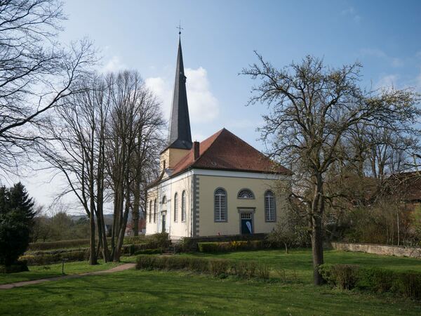 Kleine Kirche in freier Landschaft