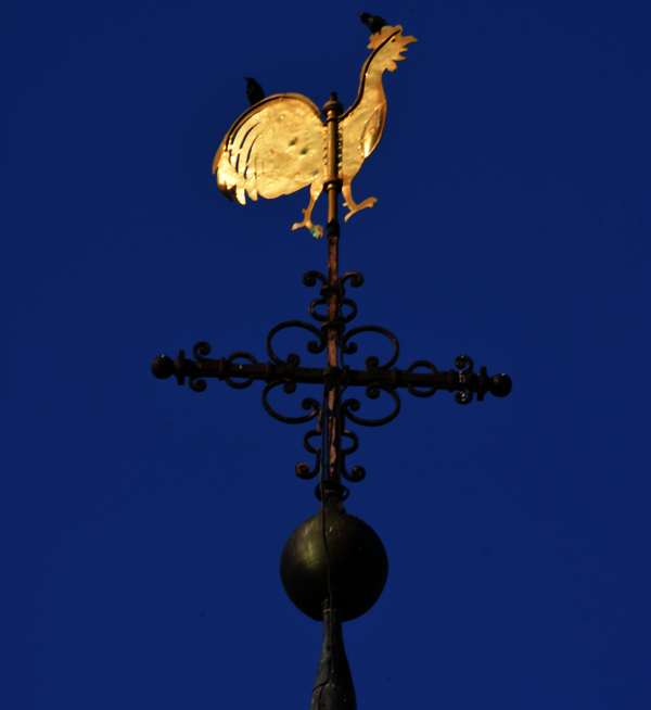 Goldener Hahn auf Kirchturmspitze