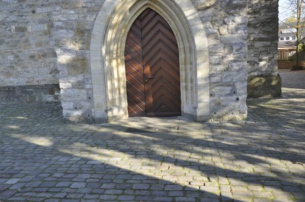 gepflasterter Eingang zur Kirche