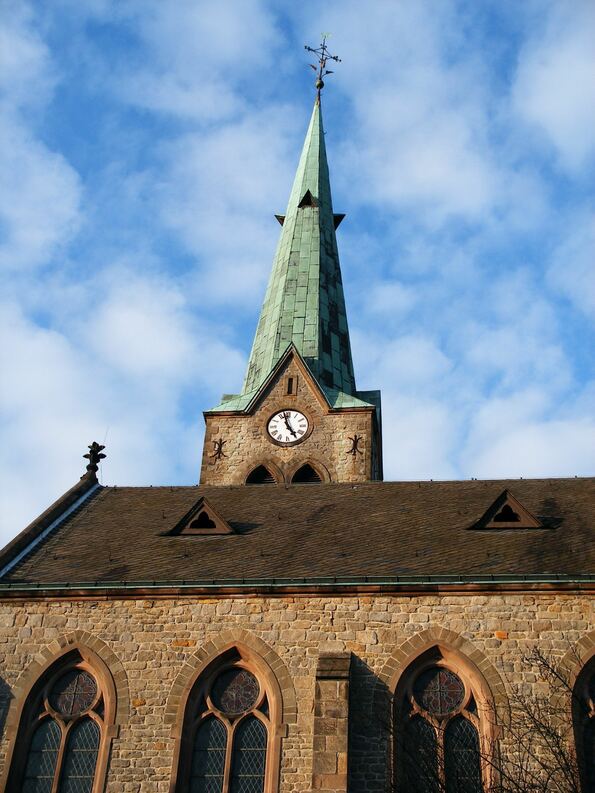 Kirche imit Turm von außen
